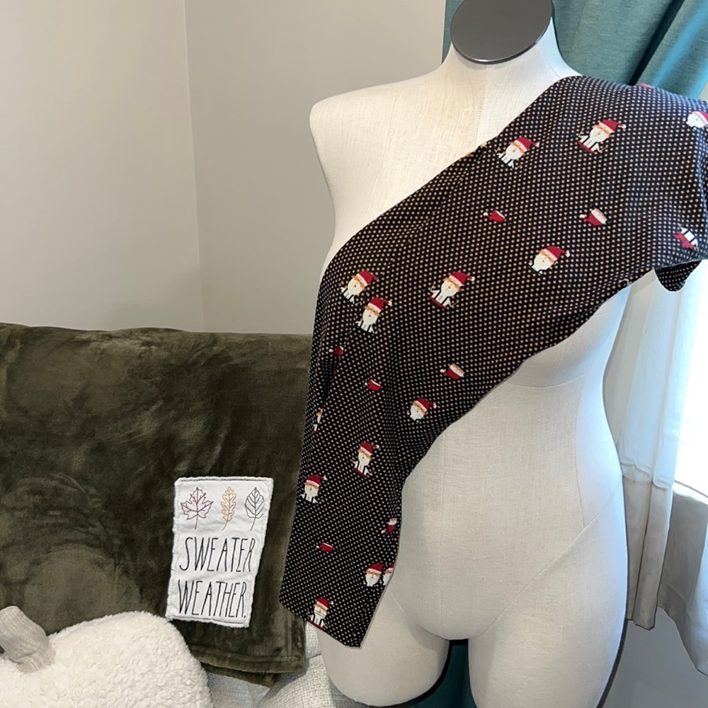 LuLaRoe One Size Fishnet Print with Santa Legging• Excellent Preloved Condition